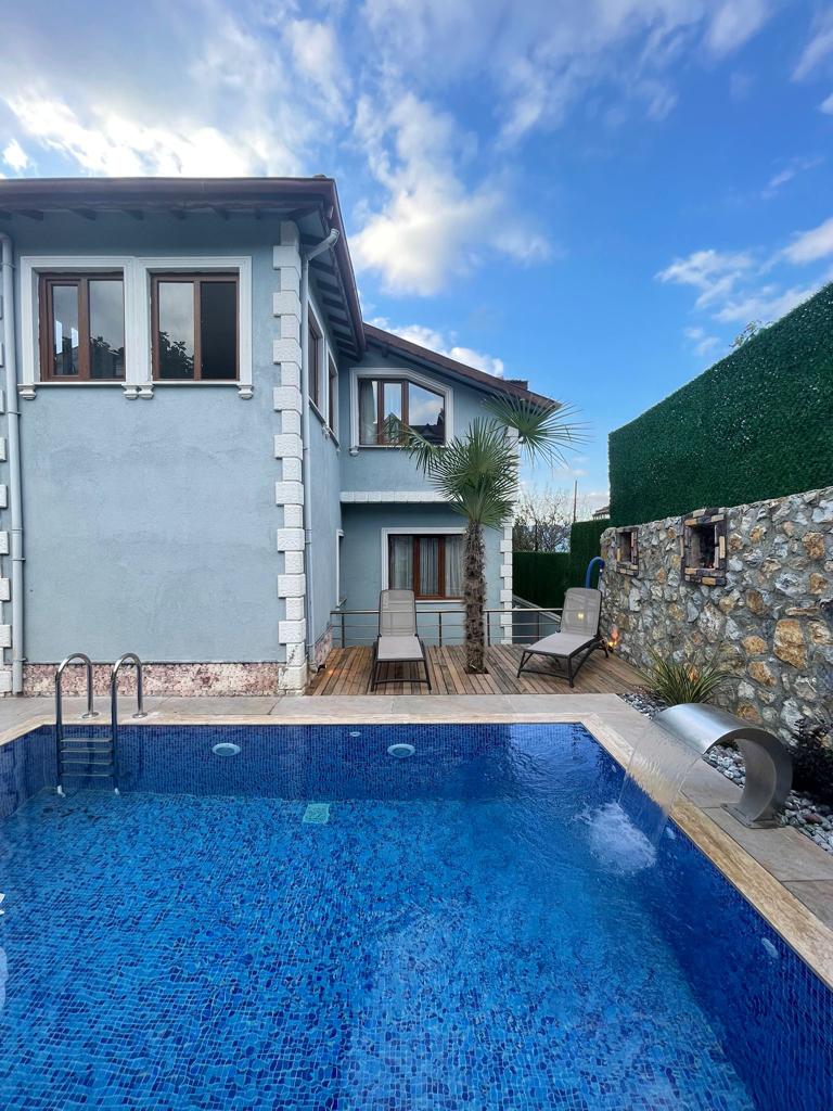 Furnished Lake-View Duplex Villa for Sale in Sapanca – Heated Pool & Private Garden
